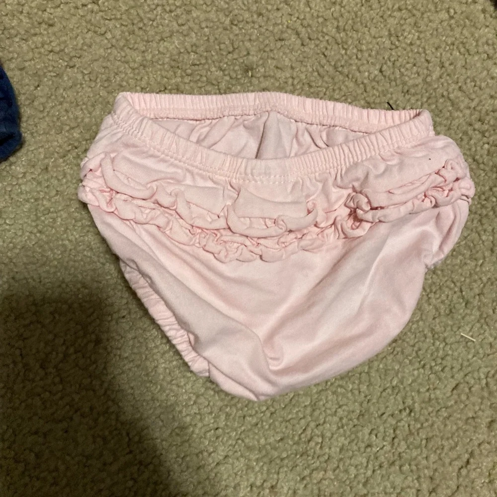 EUC Carter’s baby girl diaper covers size 6mos